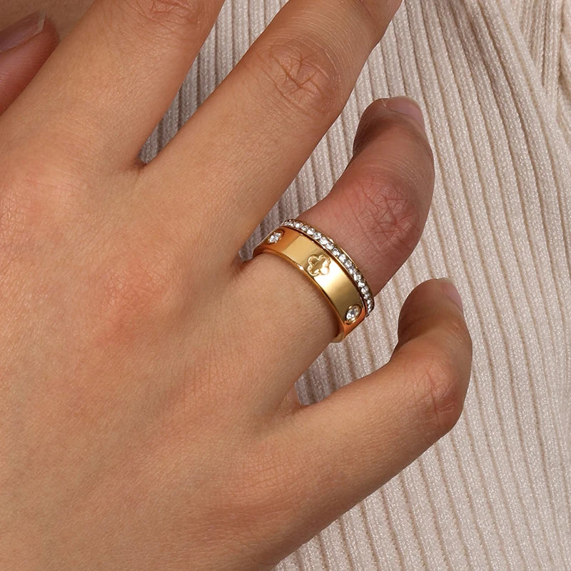 Anillo de trébol brillante y cristal