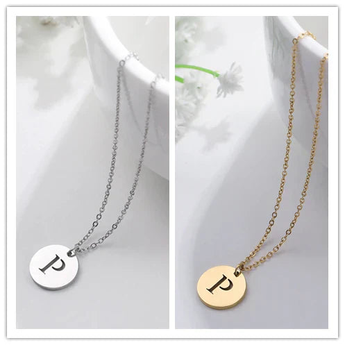 Elegante collar con colgante de letras color oro