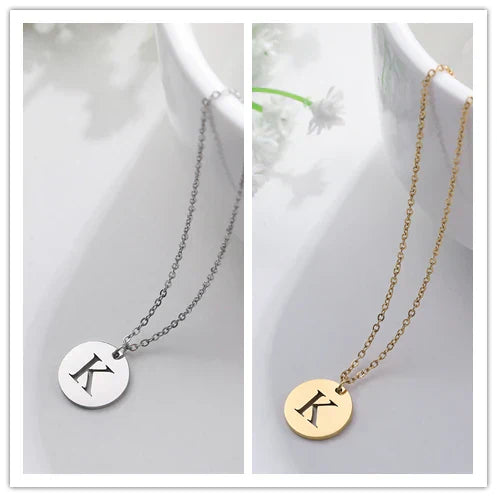 Elegante collar con colgante de letras color oro