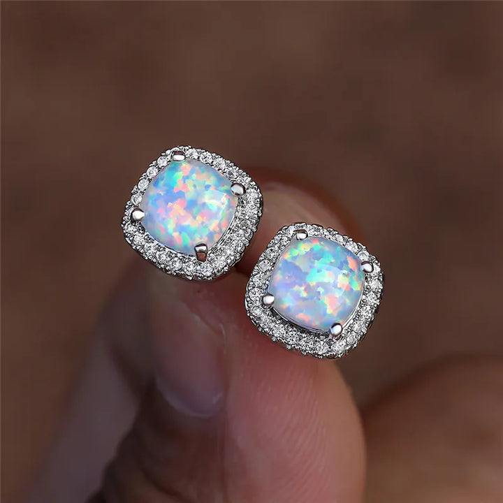 Elegante Aretes de Tuerca Redondos de Ópalo de Fuego Blanco en Color plata