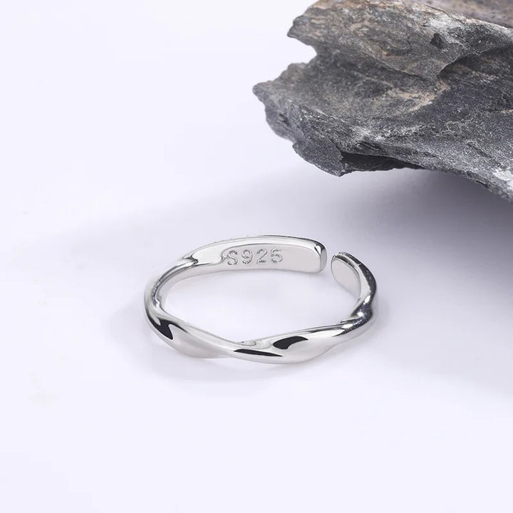 Anillo de Alambre Torcido de Color plata de Ley Atemporal