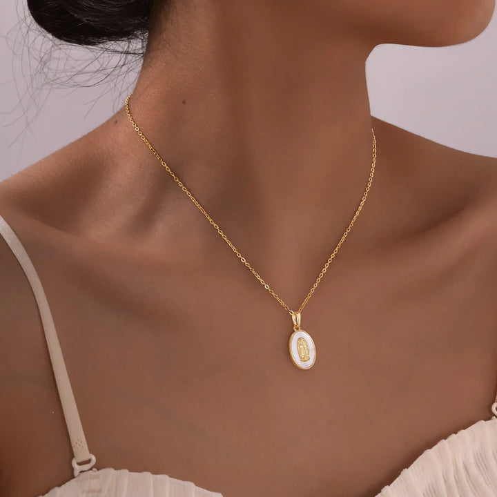 Collar con colgante ovalado Mary Color oro