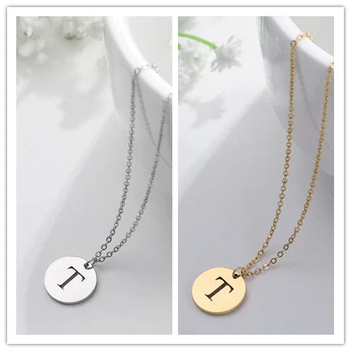Elegante collar con colgante de letras color oro