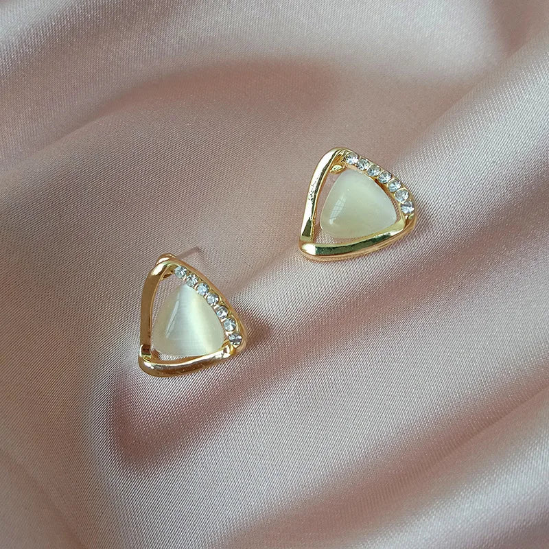 Elegantes pendientes triangulares con ópalo y cristal