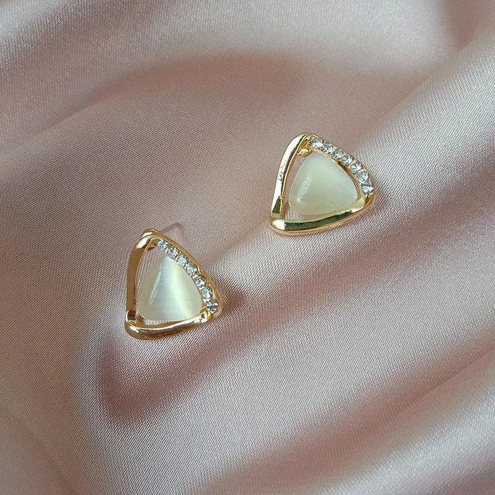 Elegantes pendientes triangulares con ópalo y cristal
