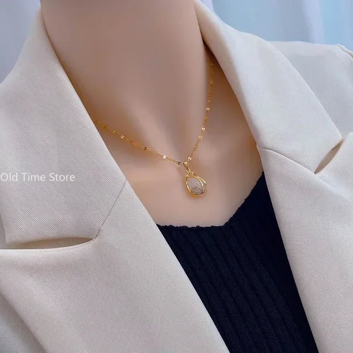 Elegante collar de tulipanes color oro con colgante de cristal rosa