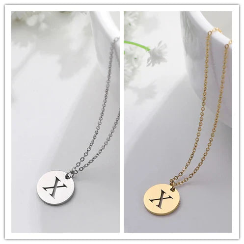Elegante collar con colgante de letras color oro