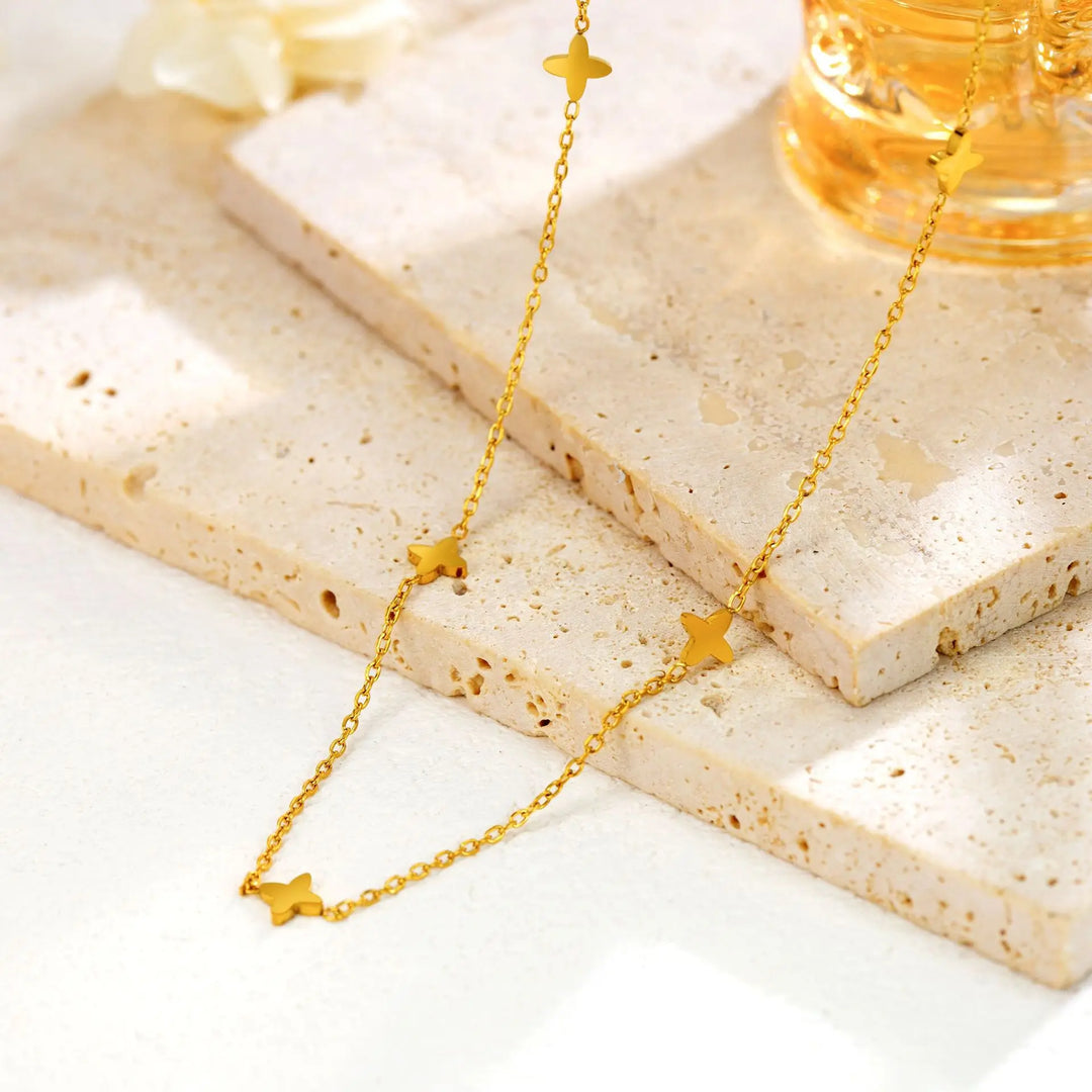 Collar con encanto de estrella color oro
