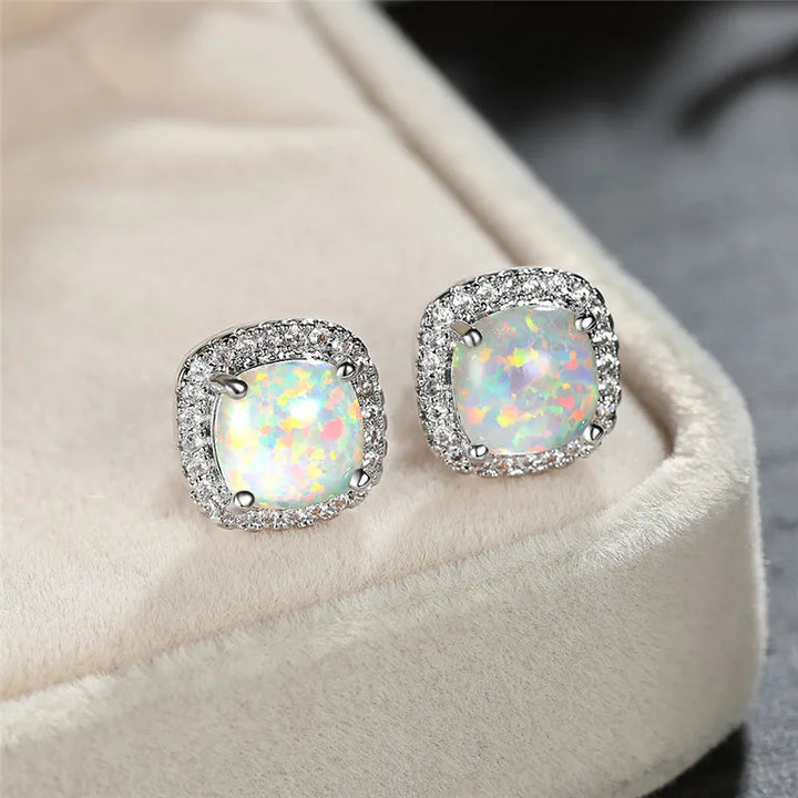 Elegante Aretes de Tuerca Redondos de Ópalo de Fuego Blanco en Color plata