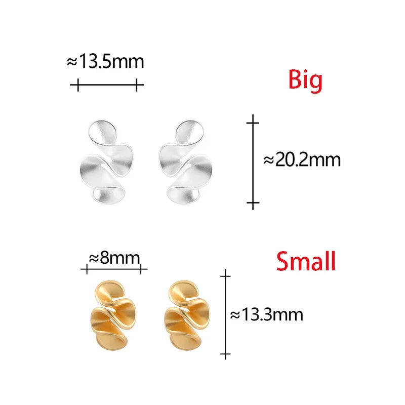Pendientes de botón de flores de color plata esterlina y color oro de 18K