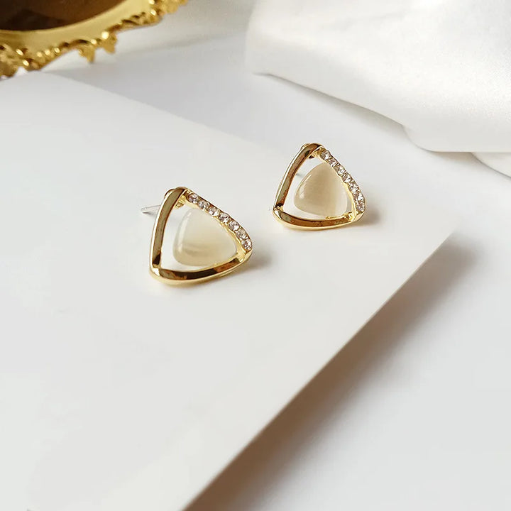 Elegantes pendientes triangulares con ópalo y cristal