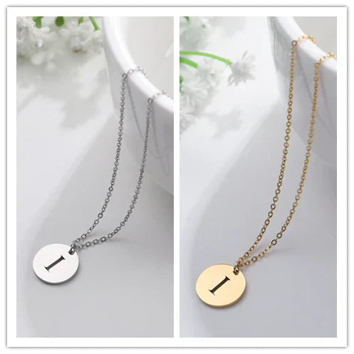 Elegante collar con colgante de letras color oro