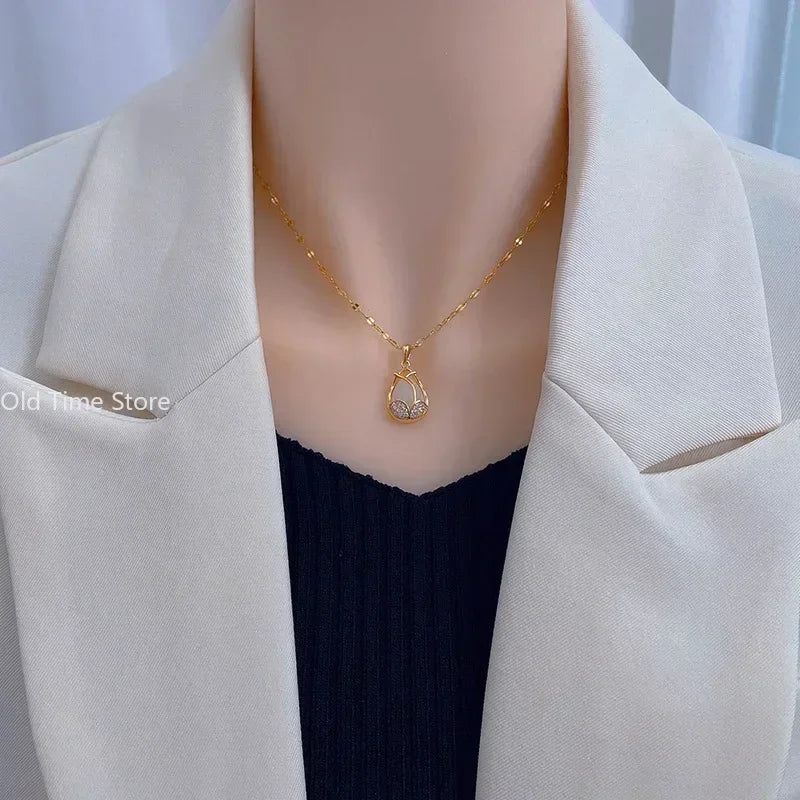 Elegante collar de tulipanes color oro con colgante de cristal rosa