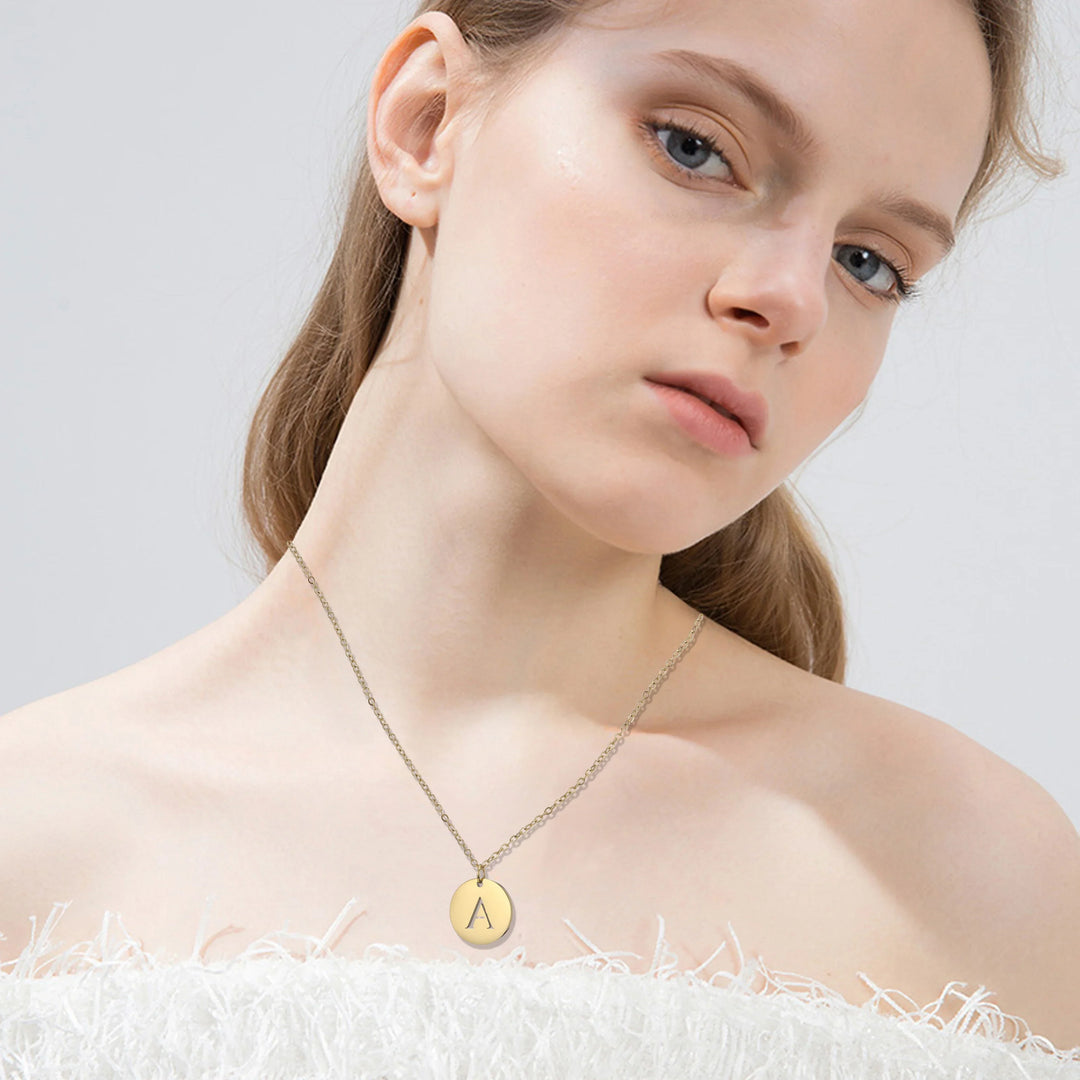 Elegante collar con colgante de letras color oro