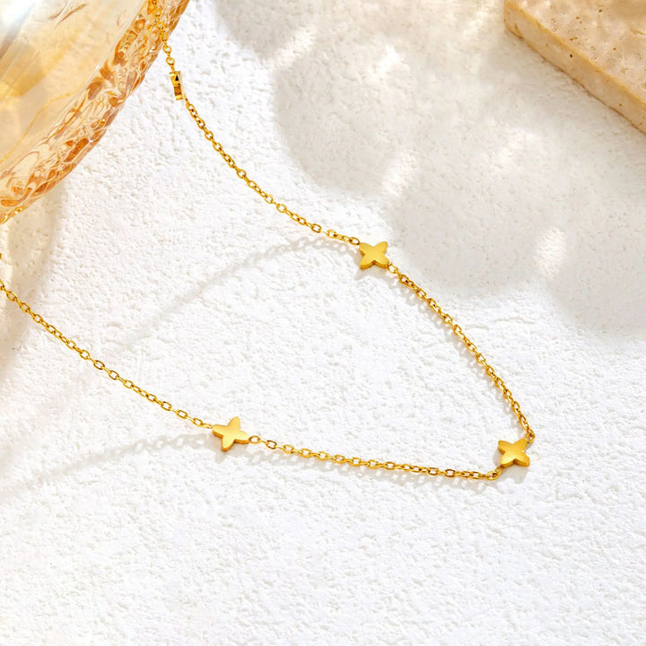 Collar con encanto de estrella color oro
