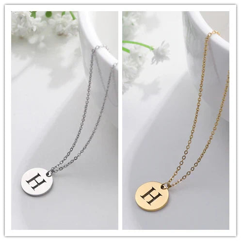Elegante collar con colgante de letras color oro