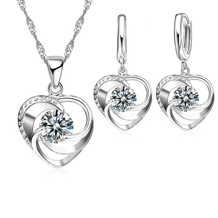 Collar y aretes de corazón de color plata esterlina