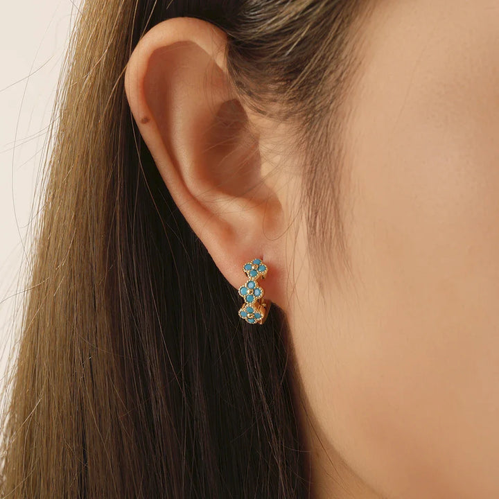Pendientes de aro con flores en azul turquesa