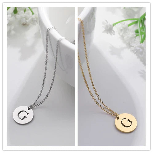 Elegante collar con colgante de letras color oro