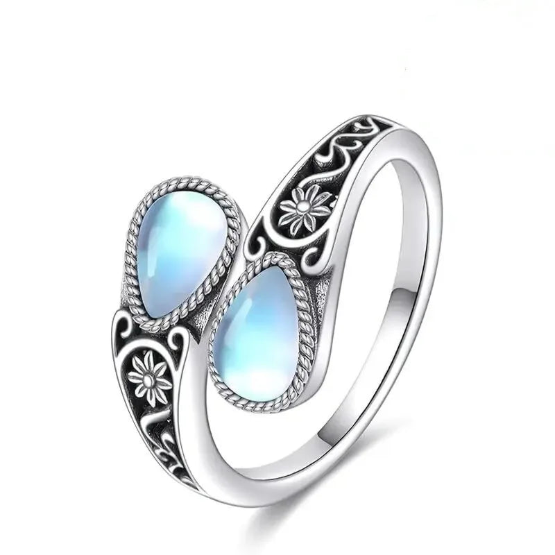 Anillo de flores de piedra lunar elegante