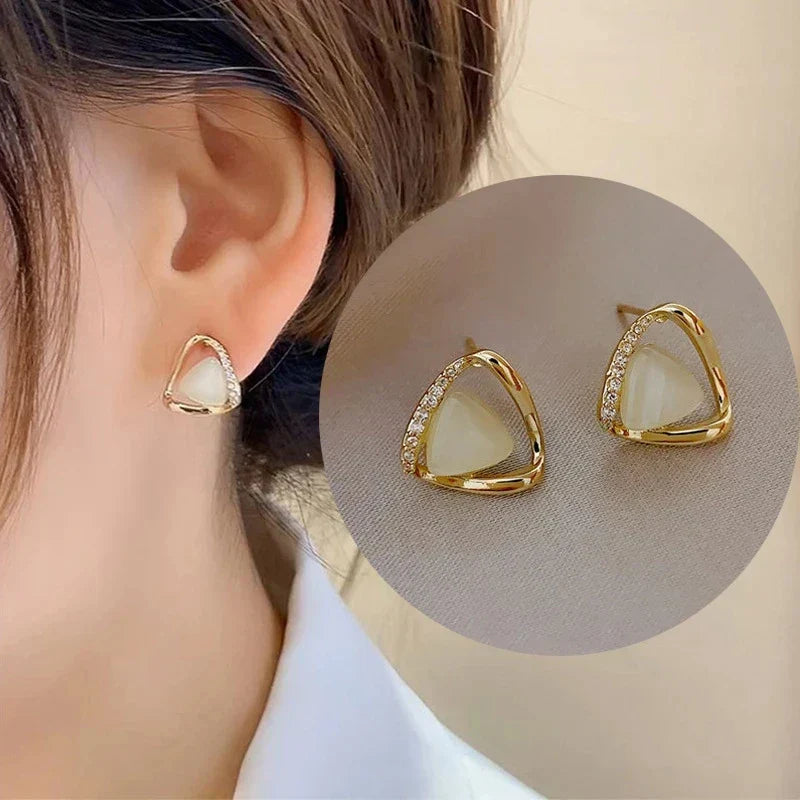 Elegantes pendientes triangulares con ópalo y cristal