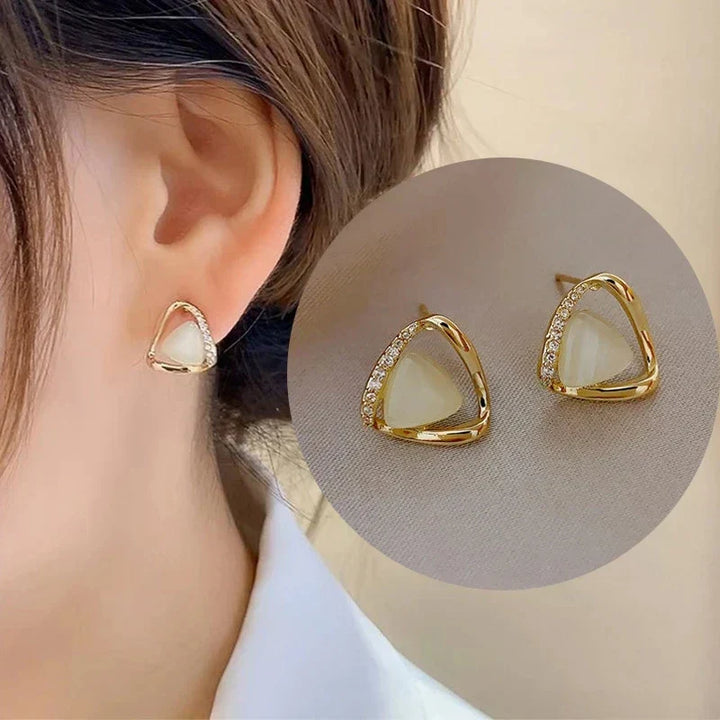 Elegantes pendientes triangulares con ópalo y cristal