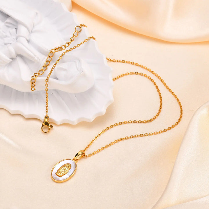 Collar con colgante ovalado Mary Color oro