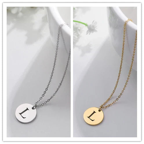 Elegante collar con colgante de letras color oro