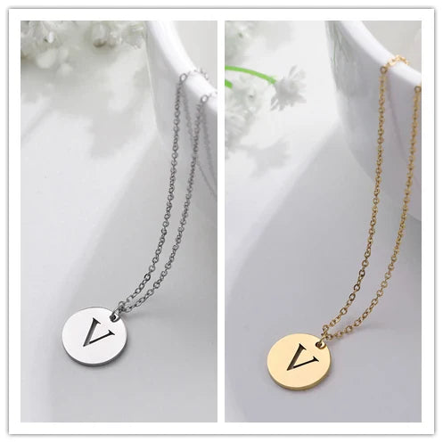 Elegante collar con colgante de letras color oro