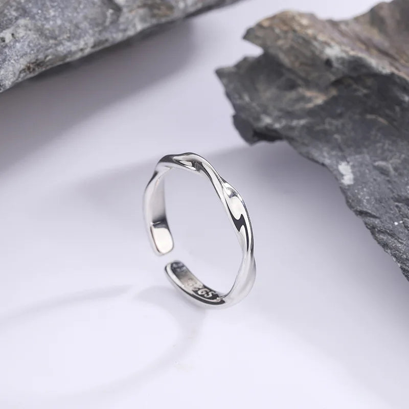 Anillo de Alambre Torcido de Color plata de Ley Atemporal