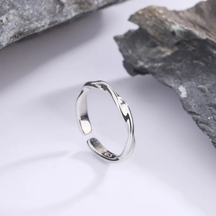 Anillo de Alambre Torcido de Color plata de Ley Atemporal
