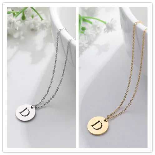 Elegante collar con colgante de letras color oro