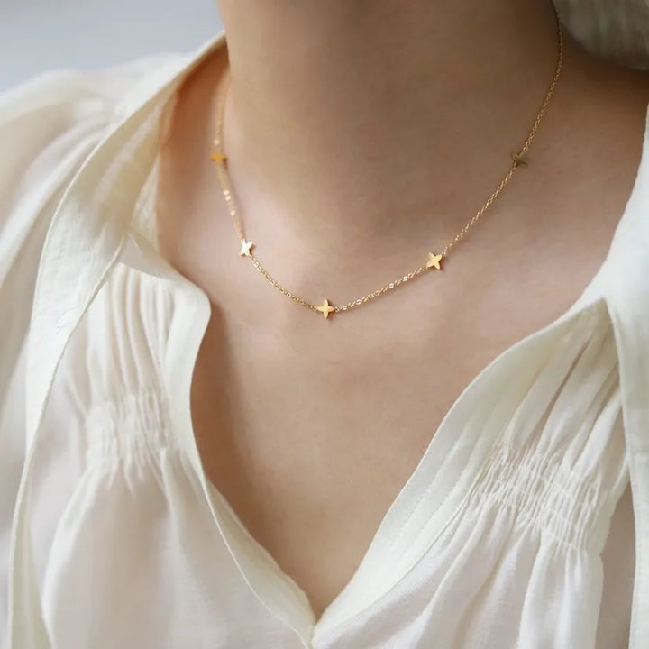 Collar con encanto de estrella color oro