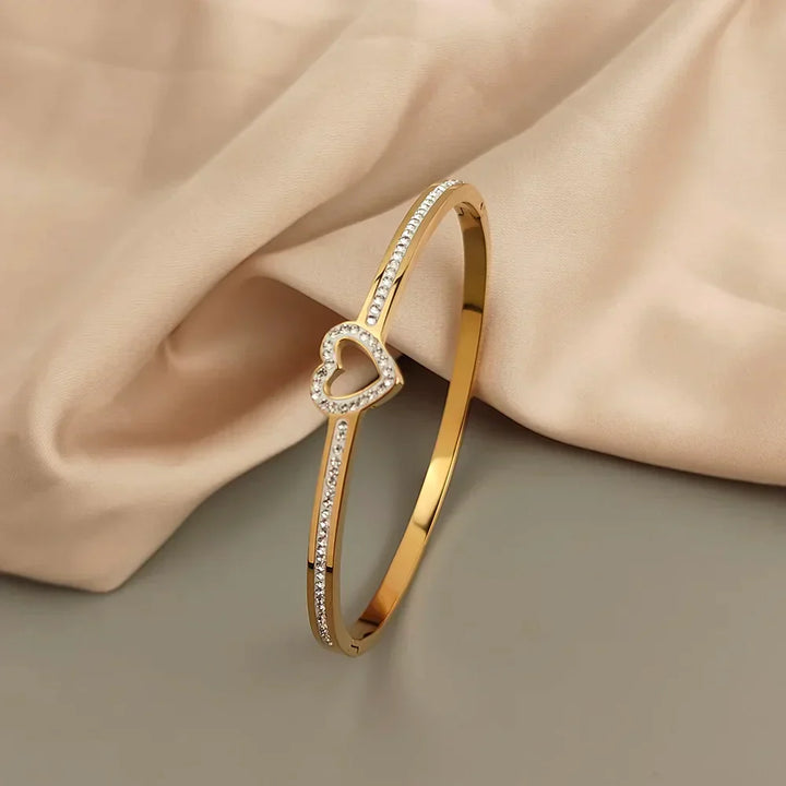 Brazaletes elegantes con colgantes de símbolo de corazón