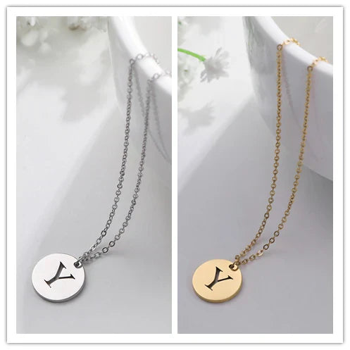 Elegante collar con colgante de letras color oro