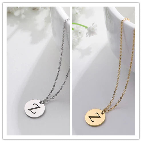 Elegante collar con colgante de letras color oro