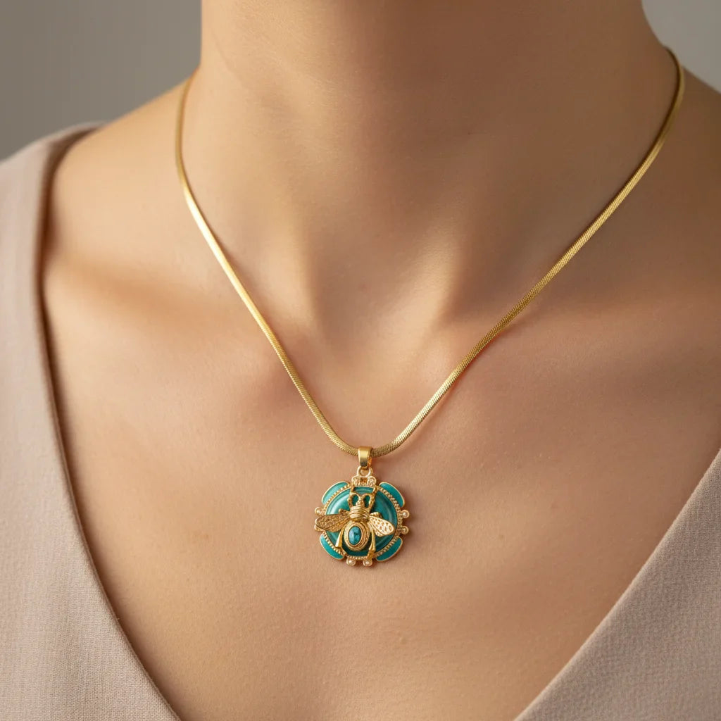 Collar con Colgante de Abeja en Color oro Chic y Turquesa