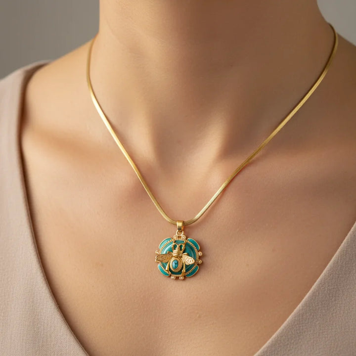 Collar con Colgante de Abeja en Color oro Chic y Turquesa