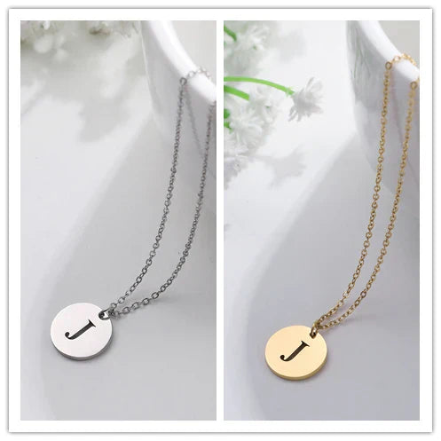 Elegante collar con colgante de letras color oro