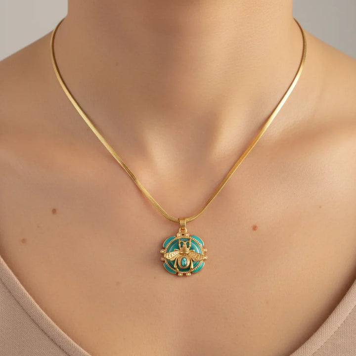 Collar con Colgante de Abeja en Color oro Chic y Turquesa