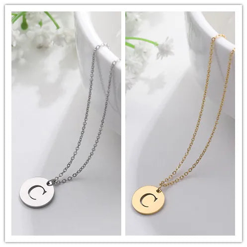 Elegante collar con colgante de letras color oro