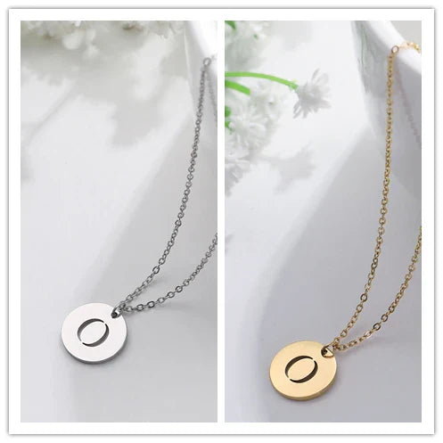 Elegante collar con colgante de letras color oro