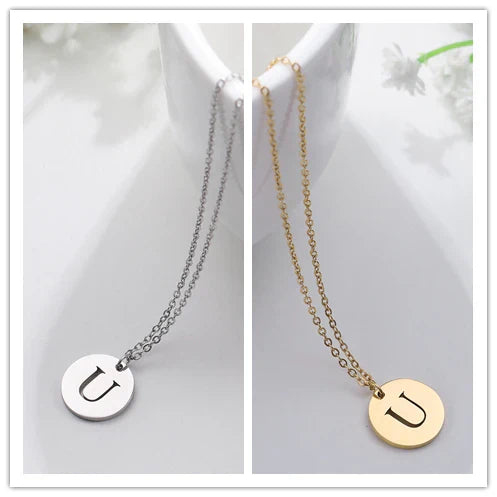 Elegante collar con colgante de letras color oro