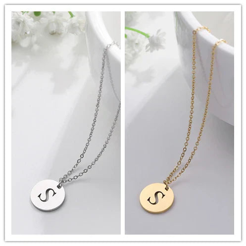 Elegante collar con colgante de letras color oro