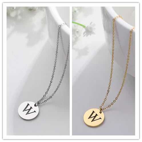Elegante collar con colgante de letras color oro