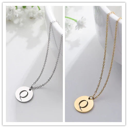 Elegante collar con colgante de letras color oro