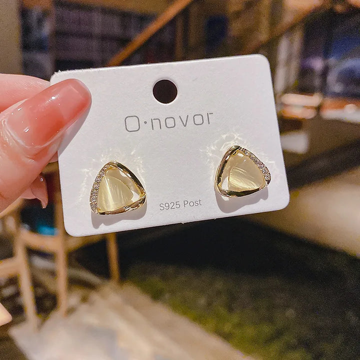 Elegantes pendientes triangulares con ópalo y cristal