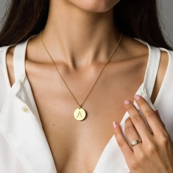 Elegante collar con colgante de letras color oro