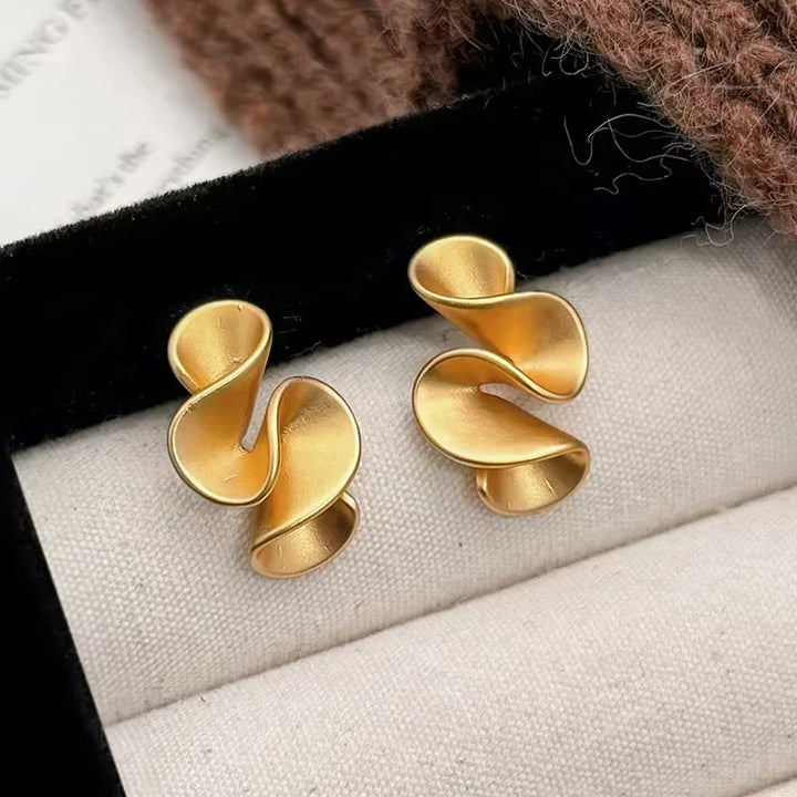 Pendientes de botón de flores de color plata esterlina y color oro de 18K