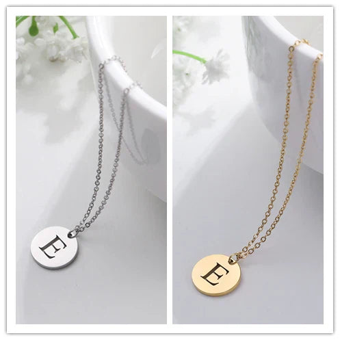 Elegante collar con colgante de letras color oro